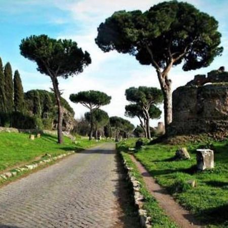 Basilica San Giovanni Appia Antica A Casa Di Amici Рим Екстериор снимка