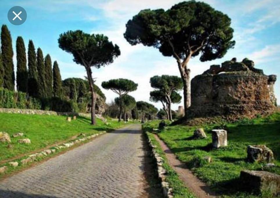 Basilica San Giovanni Appia Antica A Casa Di Amici Рим Екстериор снимка